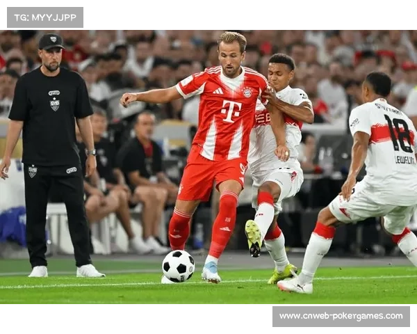 科隆主场球迷燃放焰火致敬球队， despite 落后拜仁