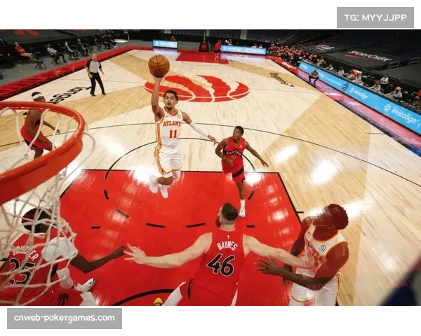 特写：看台上，朗斯队长因伤缺席，焦急地用战术板向队友示意